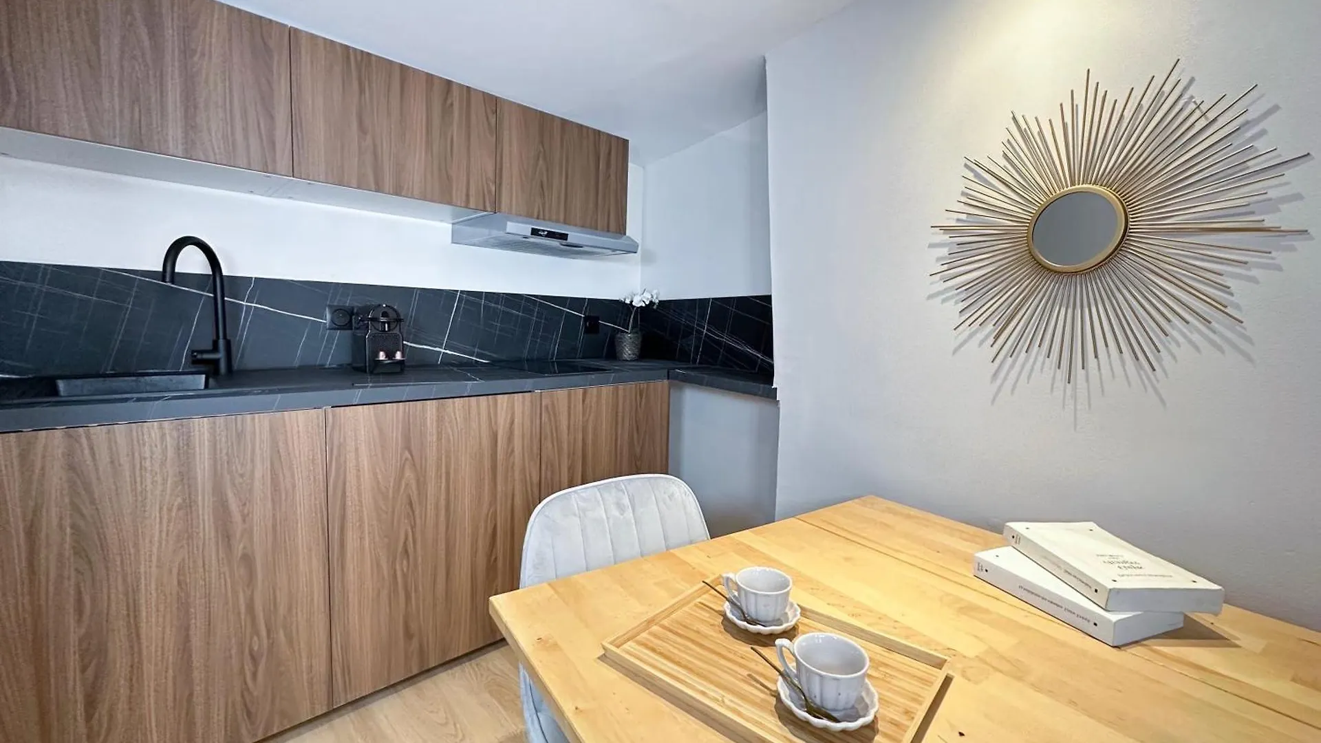 Stylish Duplex In Front Of Buttes-Chaumont Apartment Paris