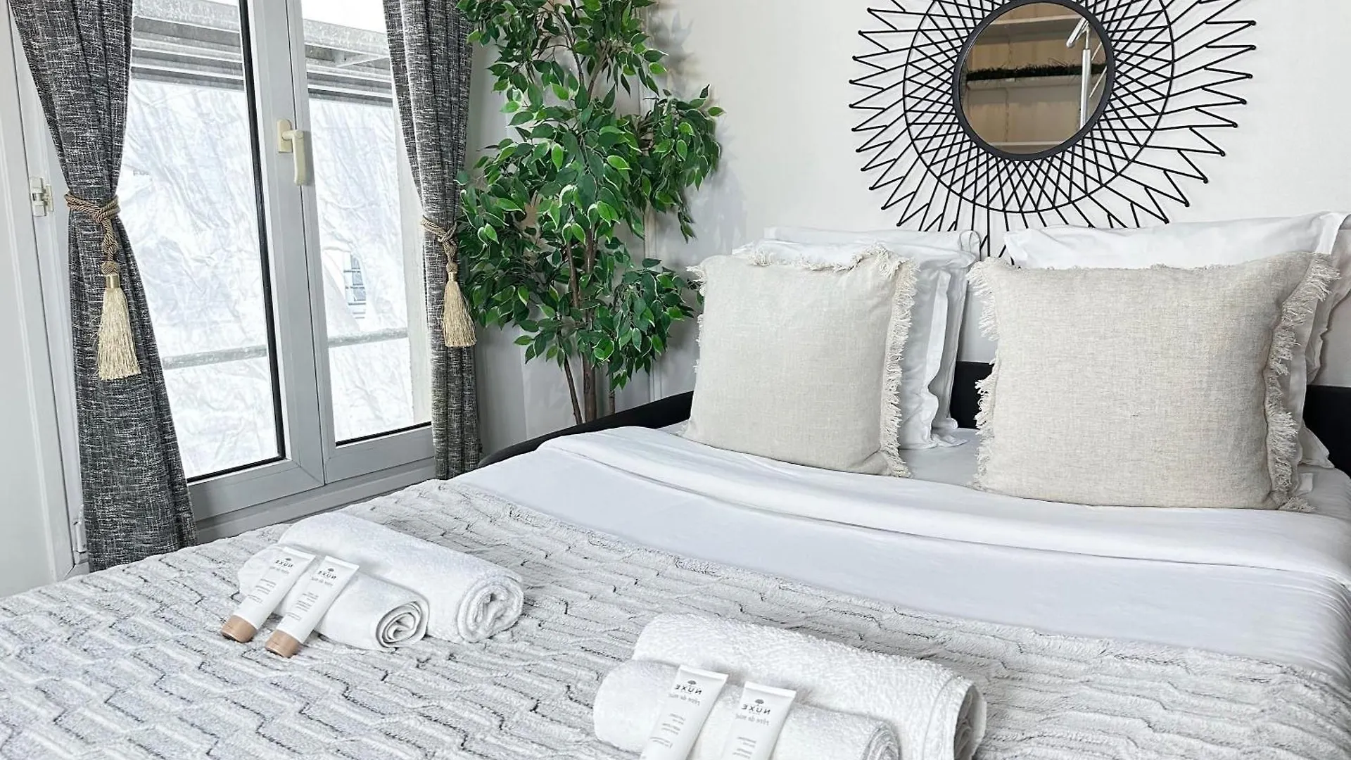 Stylish Duplex In Front Of Buttes-Chaumont Apartment Paris