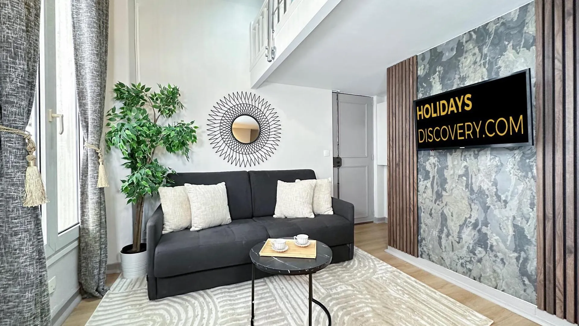 Stylish Duplex In Front Of Buttes-Chaumont Apartment Paris France
