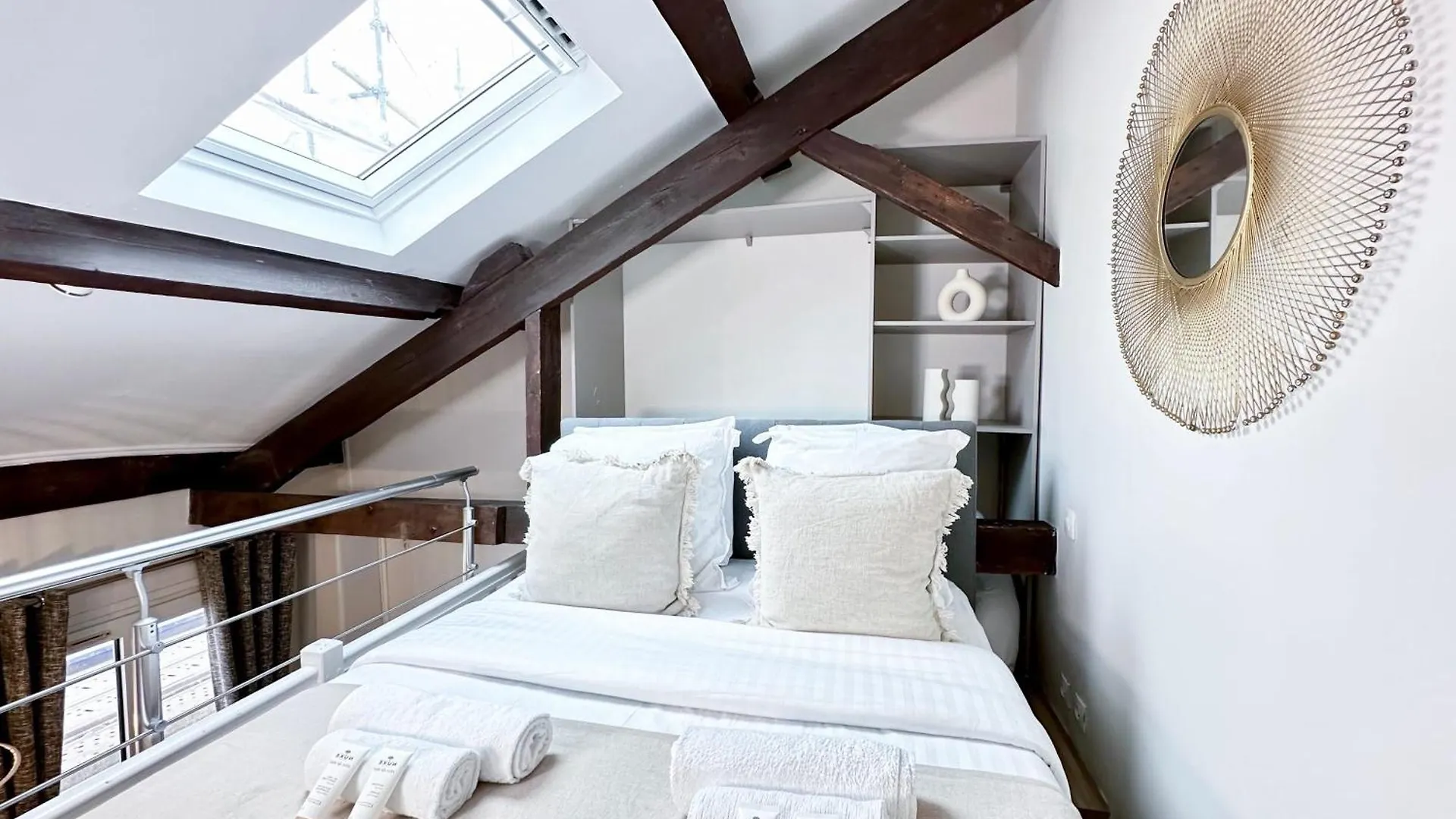 Stylish Duplex In Front Of Buttes-Chaumont Apartment Paris